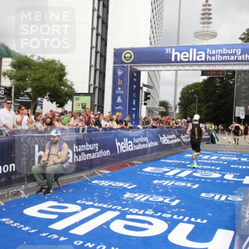 29.06.2025 - hella hamburg halbmarathon Michael Strokosch http://msf.ph/oto/8157561 29.06.2025 10:22:19 Ziel 10650 meine-sportfotos.de