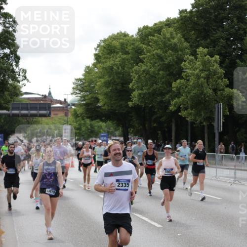 29.06.2025 - hella hamburg halbmarathon Jannik Wohlers http://msf.ph/oto/8157572 29.06.2025 10:17:55 Lombardsbrücke 1554, 1982, 2087, 2335, 2634, 3125, 3321, 3482, 4123, 4710, 4738, 4804, 5909, 6270, 6332, 7160, 8067, 9222, 9834, 9844, 10659, 10687, 10908, 10946, 11949, 12274, 12498, 12939, 13341, 13370, 13619, 13933, 14320, 14770, 15183, 15343, 15393, 16109, 16209, 16828, 16829, 16833, 17283, 17876, 18145, 18677, 18697, 18807, 18825 meine-sportfotos.de