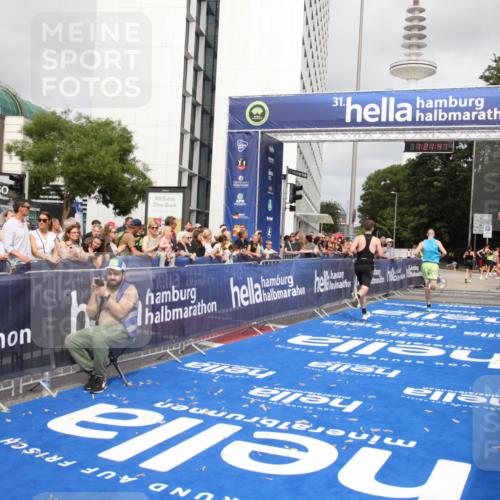 29.06.2025 - hella hamburg halbmarathon Michael Strokosch http://msf.ph/oto/8157573 29.06.2025 10:21:45 Ziel 6559, 11965 meine-sportfotos.de