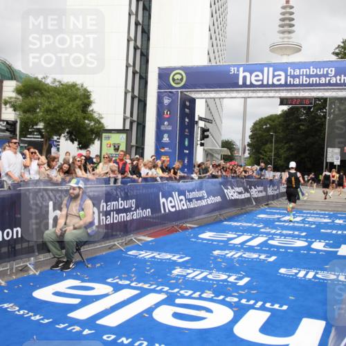 29.06.2025 - hella hamburg halbmarathon Michael Strokosch http://msf.ph/oto/8157577 29.06.2025 10:22:20 Ziel 10650 meine-sportfotos.de