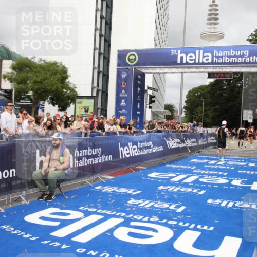 29.06.2025 - hella hamburg halbmarathon Michael Strokosch http://msf.ph/oto/8157587 29.06.2025 10:22:20 Ziel 10650 meine-sportfotos.de
