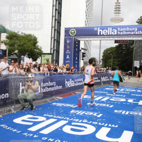29.06.2025 - hella hamburg halbmarathon Michael Strokosch http://msf.ph/oto/8157589 29.06.2025 10:22:28 Ziel 4571, 9475 meine-sportfotos.de