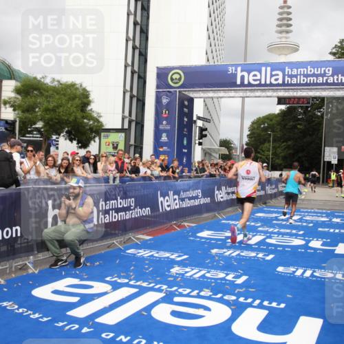 29.06.2025 - hella hamburg halbmarathon Michael Strokosch http://msf.ph/oto/8157593 29.06.2025 10:22:28 Ziel 4571, 9475 meine-sportfotos.de