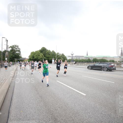 29.06.2025 - hella hamburg halbmarathon Jannik Wohlers http://msf.ph/oto/8157598 29.06.2025 10:54:18 Lombardsbrücke 1198, 2084, 2244, 2566, 2586, 2632, 5185, 5216, 5500, 5882, 5993, 6279, 6982, 7986, 8012, 8186, 9521, 10331, 10471, 11033, 11226, 11287, 11567, 11569, 12240, 12268, 12270, 12930, 13257, 13272, 13283, 13693, 13733, 13826, 13944, 13945, 14409, 15029, 15174, 15271, 15553, 15687, 15731, 16019, 16443, 16683, 17394, 18168, 19111 meine-sportfotos.de