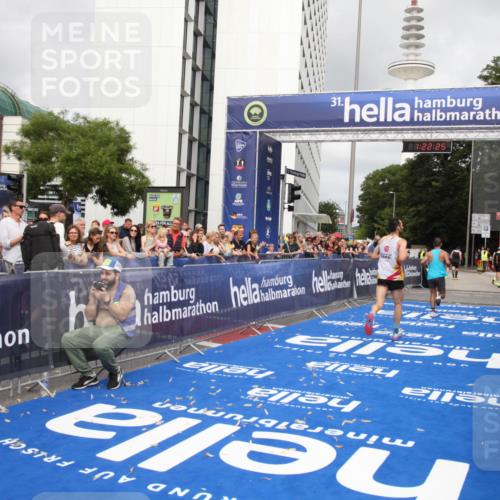 29.06.2025 - hella hamburg halbmarathon Michael Strokosch http://msf.ph/oto/8157599 29.06.2025 10:22:29 Ziel 4571, 9475 meine-sportfotos.de