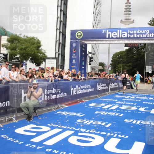 29.06.2025 - hella hamburg halbmarathon Michael Strokosch http://msf.ph/oto/8157602 29.06.2025 10:21:46 Ziel 6559, 11965 meine-sportfotos.de
