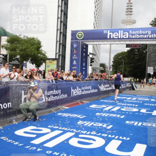 29.06.2025 - hella hamburg halbmarathon Michael Strokosch http://msf.ph/oto/8157631 29.06.2025 10:22:40 Ziel 2618, 3720 meine-sportfotos.de