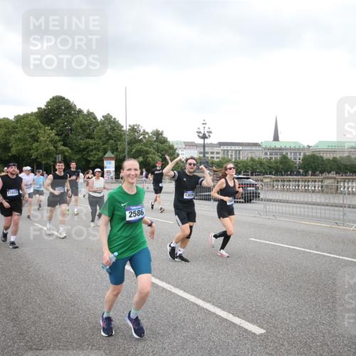 29.06.2025 - hella hamburg halbmarathon Jannik Wohlers http://msf.ph/oto/8157632 29.06.2025 10:54:18 Lombardsbrücke 1198, 2084, 2244, 2566, 2586, 2632, 5185, 5216, 5500, 5882, 5993, 6279, 6982, 7986, 8012, 8186, 9521, 10331, 10471, 11033, 11226, 11287, 11567, 11569, 12240, 12268, 12270, 12930, 13257, 13272, 13283, 13693, 13733, 13826, 13944, 13945, 14409, 15029, 15174, 15271, 15553, 15687, 15731, 16019, 16443, 16683, 17394, 18168, 19111 meine-sportfotos.de