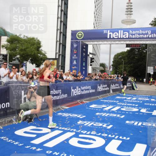 29.06.2025 - hella hamburg halbmarathon Michael Strokosch http://msf.ph/oto/8157640 29.06.2025 10:22:07 Ziel 13751, 16068, 17886 meine-sportfotos.de