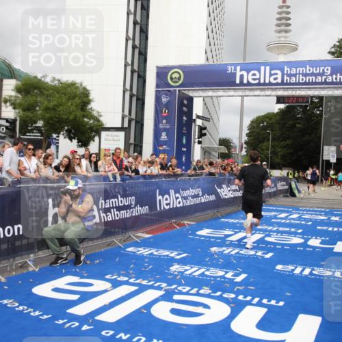 29.06.2025 - hella hamburg halbmarathon Michael Strokosch http://msf.ph/oto/8157650 29.06.2025 10:22:44 Ziel 2618, 18897 meine-sportfotos.de