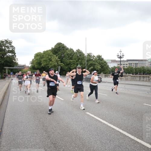 29.06.2025 - hella hamburg halbmarathon Jannik Wohlers http://msf.ph/oto/8157651 29.06.2025 10:54:19 Lombardsbrücke 1198, 2084, 2244, 2566, 2586, 2632, 5185, 5500, 5882, 5993, 6982, 7986, 8012, 8186, 9521, 10331, 10471, 11033, 11226, 11287, 11567, 11569, 12240, 12268, 12270, 12930, 13257, 13272, 13283, 13693, 13733, 13826, 13944, 13945, 14409, 14752, 15029, 15174, 15271, 15553, 15687, 15731, 16019, 16443, 16683, 17394, 18168, 19111 meine-sportfotos.de