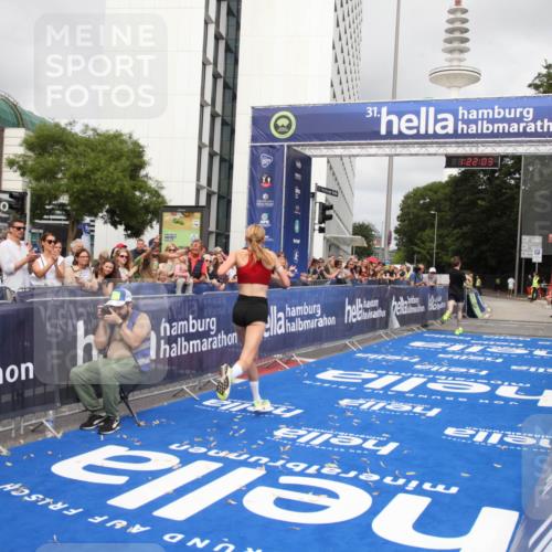 29.06.2025 - hella hamburg halbmarathon Michael Strokosch http://msf.ph/oto/8157654 29.06.2025 10:22:07 Ziel 13751, 16068, 17886 meine-sportfotos.de