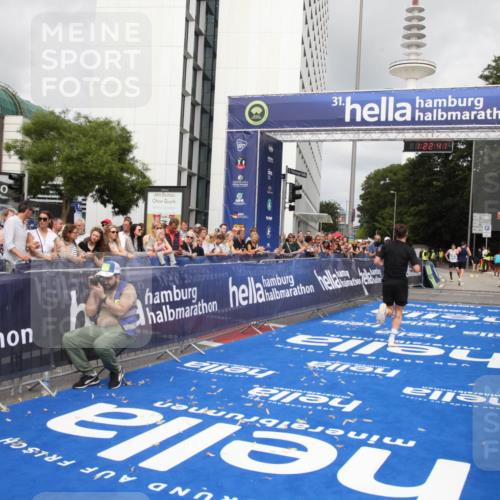 29.06.2025 - hella hamburg halbmarathon Michael Strokosch http://msf.ph/oto/8157660 29.06.2025 10:22:45 Ziel 2618, 18897 meine-sportfotos.de