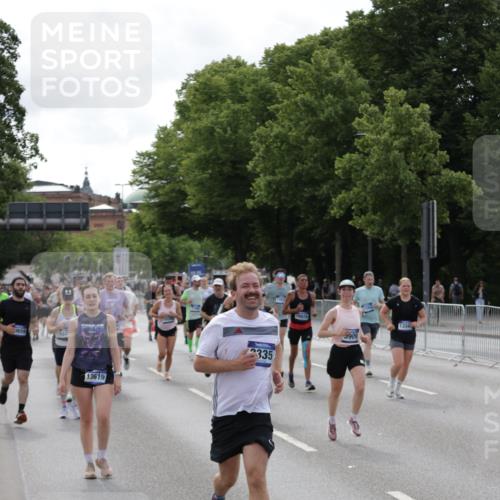 29.06.2025 - hella hamburg halbmarathon Jannik Wohlers http://msf.ph/oto/8157661 29.06.2025 10:17:55 Lombardsbrücke 1554, 1982, 2087, 2335, 2634, 3125, 3321, 3482, 4123, 4710, 4738, 4804, 5909, 6270, 6332, 7160, 8067, 9222, 9834, 9844, 10659, 10687, 10908, 10946, 11949, 12274, 12498, 12939, 13341, 13370, 13619, 13933, 14320, 14770, 15183, 15343, 15393, 16109, 16209, 16828, 16829, 16833, 17283, 17876, 18145, 18677, 18697, 18807, 18825 meine-sportfotos.de