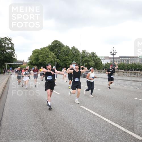 29.06.2025 - hella hamburg halbmarathon Jannik Wohlers http://msf.ph/oto/8157666 29.06.2025 10:54:19 Lombardsbrücke 1198, 2084, 2244, 2566, 2586, 2632, 5185, 5500, 5882, 5993, 6982, 7986, 8012, 8186, 9521, 10331, 10471, 11033, 11226, 11287, 11567, 11569, 12240, 12268, 12270, 12930, 13257, 13272, 13283, 13693, 13733, 13826, 13944, 13945, 14409, 14752, 15029, 15174, 15271, 15553, 15687, 15731, 16019, 16443, 16683, 17394, 18168, 19111 meine-sportfotos.de