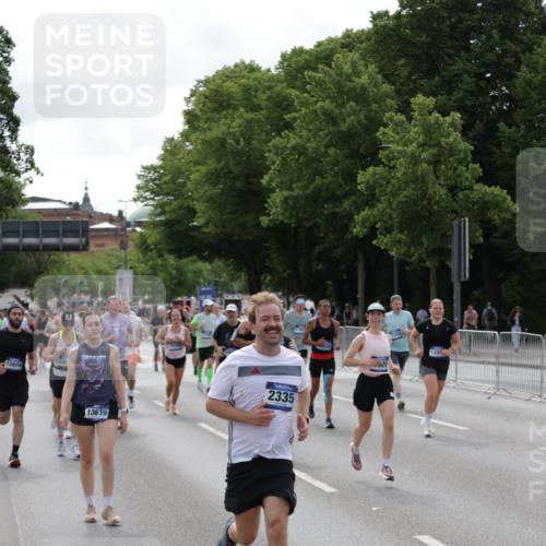 29.06.2025 - hella hamburg halbmarathon Jannik Wohlers http://msf.ph/oto/8157678 29.06.2025 10:17:55 Lombardsbrücke 1554, 1982, 2087, 2335, 2634, 3125, 3321, 3482, 4123, 4710, 4738, 4804, 5909, 6270, 6332, 7160, 8067, 9222, 9834, 9844, 10659, 10687, 10908, 10946, 11949, 12274, 12498, 12939, 13341, 13370, 13619, 13933, 14320, 14770, 15183, 15343, 15393, 16109, 16209, 16828, 16829, 16833, 17283, 17876, 18145, 18677, 18697, 18807, 18825 meine-sportfotos.de