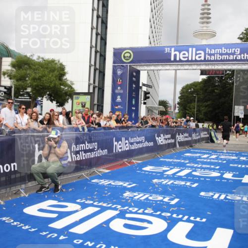 29.06.2025 - hella hamburg halbmarathon Michael Strokosch http://msf.ph/oto/8157694 29.06.2025 10:22:46 Ziel 2618, 18897 meine-sportfotos.de