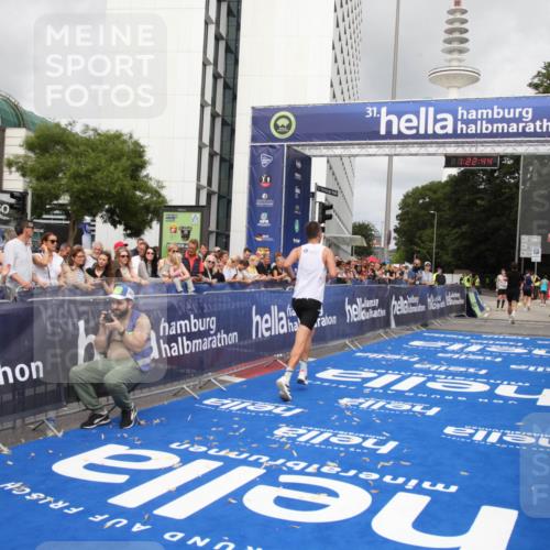 29.06.2025 - hella hamburg halbmarathon Michael Strokosch http://msf.ph/oto/8157699 29.06.2025 10:22:48 Ziel 2618, 18897 meine-sportfotos.de