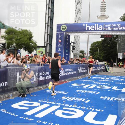 29.06.2025 - hella hamburg halbmarathon Michael Strokosch http://msf.ph/oto/8157701 29.06.2025 10:22:08 Ziel 13751, 16068, 17886, 18693 meine-sportfotos.de