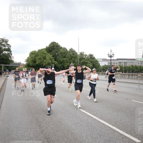 29.06.2025 - hella hamburg halbmarathon Jannik Wohlers http://msf.ph/oto/8157703 29.06.2025 10:54:19 Lombardsbrücke 1198, 2084, 2244, 2566, 2586, 2632, 5185, 5500, 5882, 5993, 6982, 7986, 8012, 8186, 9521, 10331, 10471, 11033, 11226, 11287, 11567, 11569, 12240, 12268, 12270, 12930, 13257, 13272, 13283, 13693, 13733, 13826, 13944, 13945, 14409, 14752, 15029, 15174, 15271, 15553, 15687, 15731, 16019, 16443, 16683, 17394, 18168, 19111 meine-sportfotos.de