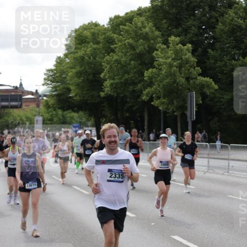 29.06.2025 - hella hamburg halbmarathon Jannik Wohlers http://msf.ph/oto/8157732 29.06.2025 10:17:55 Lombardsbrücke 1554, 1982, 2087, 2335, 2634, 3125, 3321, 3482, 4123, 4710, 4738, 4804, 5909, 6270, 6332, 7160, 8067, 9222, 9834, 9844, 10659, 10687, 10908, 10946, 11949, 12274, 12498, 12939, 13341, 13370, 13619, 13933, 14320, 14770, 15183, 15343, 15393, 16109, 16209, 16828, 16829, 16833, 17283, 17876, 18145, 18677, 18697, 18807, 18825 meine-sportfotos.de
