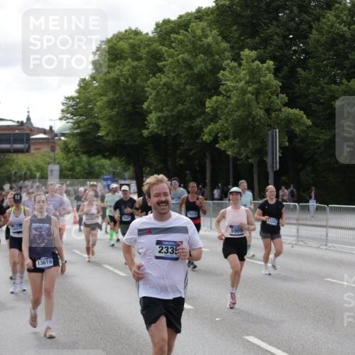 29.06.2025 - hella hamburg halbmarathon Jannik Wohlers http://msf.ph/oto/8157743 29.06.2025 10:17:56 Lombardsbrücke 1554, 1982, 2087, 2335, 2634, 3125, 3321, 3482, 4123, 4710, 4738, 4804, 5909, 6270, 6332, 7160, 8067, 9222, 9586, 9834, 9844, 10659, 10687, 10908, 12498, 12939, 13341, 13370, 13619, 13933, 14320, 14770, 15343, 15393, 16109, 16209, 16828, 16829, 16833, 17048, 17283, 17876, 18145, 18677, 18697, 18807, 18825 meine-sportfotos.de