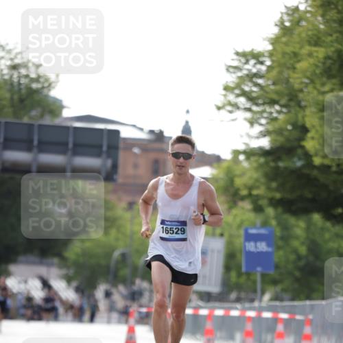 29.06.2025 - hella hamburg halbmarathon Jannik Wohlers http://msf.ph/oto/8157756 29.06.2025 09:38:36 Lombardsbrücke 16529 meine-sportfotos.de