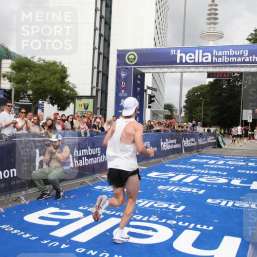 29.06.2025 - hella hamburg halbmarathon Michael Strokosch http://msf.ph/oto/8157765 29.06.2025 10:22:56 Ziel 11624, 16548 meine-sportfotos.de