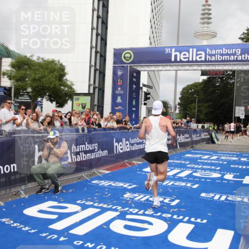29.06.2025 - hella hamburg halbmarathon Michael Strokosch http://msf.ph/oto/8157782 29.06.2025 10:22:56 Ziel 11624, 16548 meine-sportfotos.de