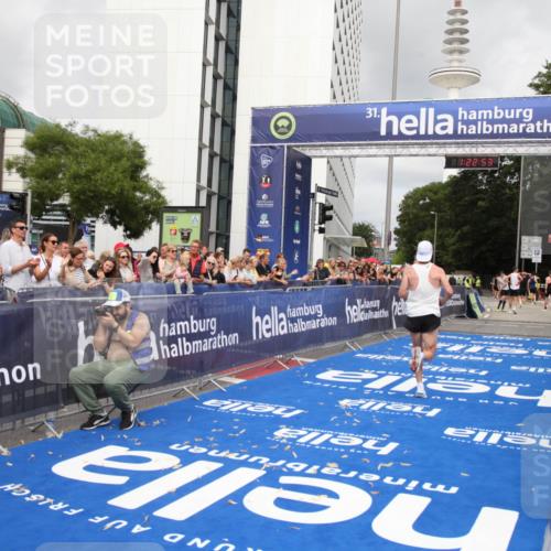 29.06.2025 - hella hamburg halbmarathon Michael Strokosch http://msf.ph/oto/8157796 29.06.2025 10:22:57 Ziel 11624, 16548 meine-sportfotos.de