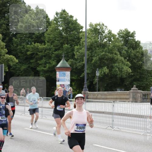 29.06.2025 - hella hamburg halbmarathon Jannik Wohlers http://msf.ph/oto/8157810 29.06.2025 10:17:58 Lombardsbrücke 1234, 1820, 2087, 2335, 2634, 3125, 3321, 3482, 4123, 4710, 4738, 4804, 5909, 6332, 7160, 8067, 8341, 9222, 9586, 9658, 9748, 9834, 10659, 10687, 10908, 12498, 12847, 12939, 13193, 13341, 13370, 13619, 13933, 14320, 14770, 15393, 16109, 16209, 16828, 16833, 17048, 17283, 17876, 18145, 18677, 18697, 18807, 18825 meine-sportfotos.de