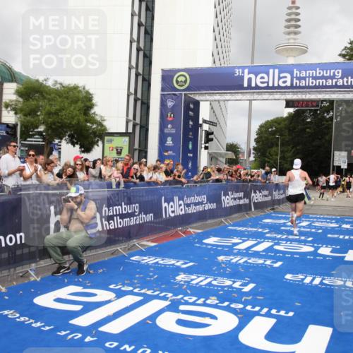 29.06.2025 - hella hamburg halbmarathon Michael Strokosch http://msf.ph/oto/8157811 29.06.2025 10:22:58 Ziel 11624, 16548, 18328 meine-sportfotos.de