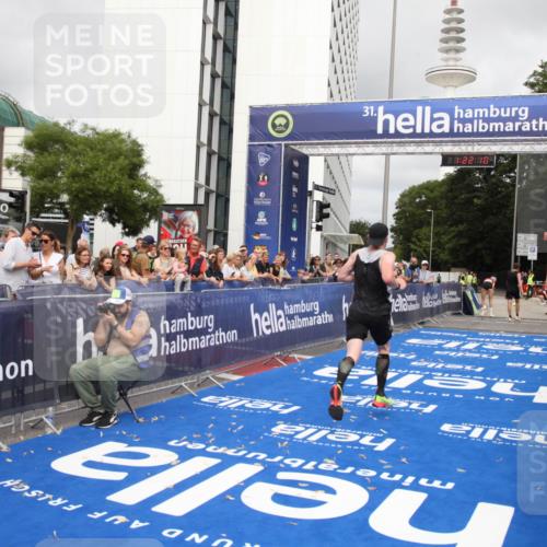 29.06.2025 - hella hamburg halbmarathon Michael Strokosch http://msf.ph/oto/8157813 29.06.2025 10:22:13 Ziel 10650, 18693 meine-sportfotos.de