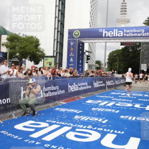 29.06.2025 - hella hamburg halbmarathon Michael Strokosch http://msf.ph/oto/8157818 29.06.2025 10:22:58 Ziel 11624, 16548, 18328 meine-sportfotos.de