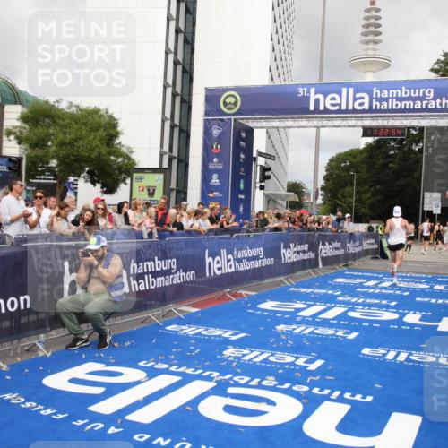 29.06.2025 - hella hamburg halbmarathon Michael Strokosch http://msf.ph/oto/8157823 29.06.2025 10:22:58 Ziel 11624, 16548, 18328 meine-sportfotos.de