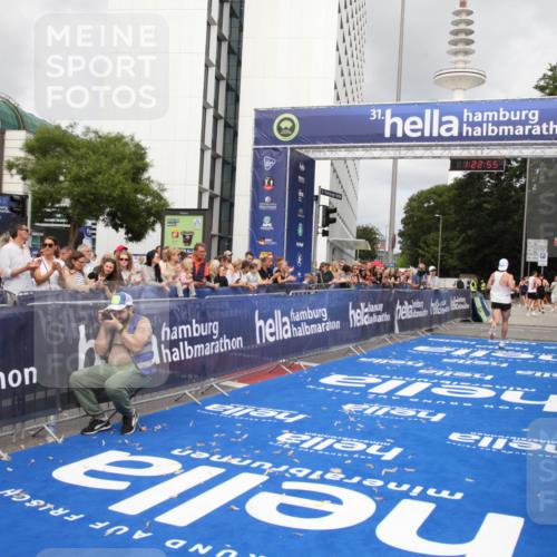29.06.2025 - hella hamburg halbmarathon Michael Strokosch http://msf.ph/oto/8157829 29.06.2025 10:22:59 Ziel 11624, 16548, 18328 meine-sportfotos.de