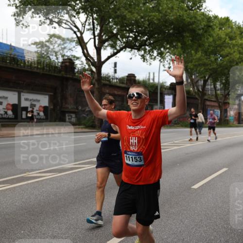 29.06.2025 - hella hamburg halbmarathon Yannick Fuchs http://msf.ph/oto/8157833 29.06.2025 10:38:30 20KM 1220, 1415, 1558, 1902, 2365, 2402, 2816, 3004, 3021, 3907, 4310, 4425, 4981, 4999, 5231, 5275, 5476, 5624, 5692, 6490, 6705, 6903, 6991, 7005, 7191, 8063, 8145, 8218, 8722, 8900, 9081, 9159, 9374, 9444, 9633, 10193, 10669, 10930, 11153, 11346, 11469, 12554, 12966, 13421, 13996, 14667, 14798, 14861, 15185, 15225, 15233, 15280, 15512, 15862, 16062, 16224, 16301, 16316, 16547, 16549, 16893, 17251, 17376, 17729, 17748, 17912, 18942 meine-sportfotos.de