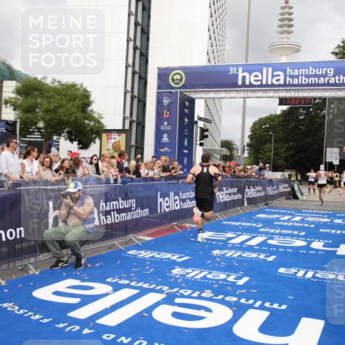 29.06.2025 - hella hamburg halbmarathon Michael Strokosch http://msf.ph/oto/8157846 29.06.2025 10:23:00 Ziel 11624, 16548, 18328 meine-sportfotos.de