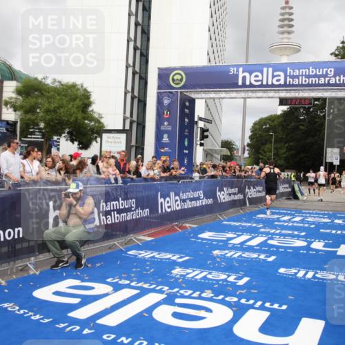 29.06.2025 - hella hamburg halbmarathon Michael Strokosch http://msf.ph/oto/8157875 29.06.2025 10:23:02 Ziel 4128, 11624, 18328 meine-sportfotos.de