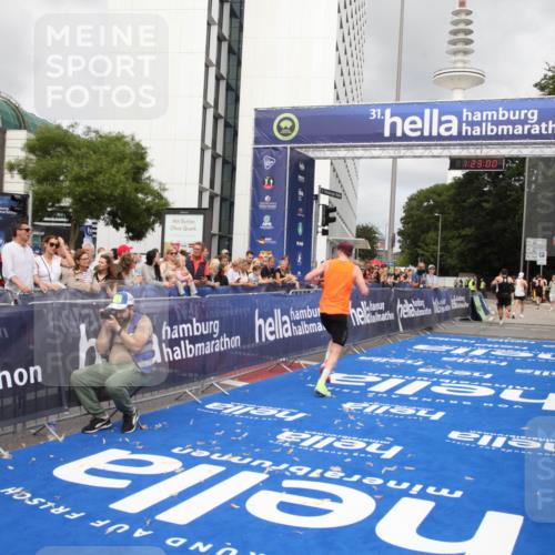 29.06.2025 - hella hamburg halbmarathon Michael Strokosch http://msf.ph/oto/8157878 29.06.2025 10:23:04 Ziel 4128, 7862, 11624, 18328 meine-sportfotos.de