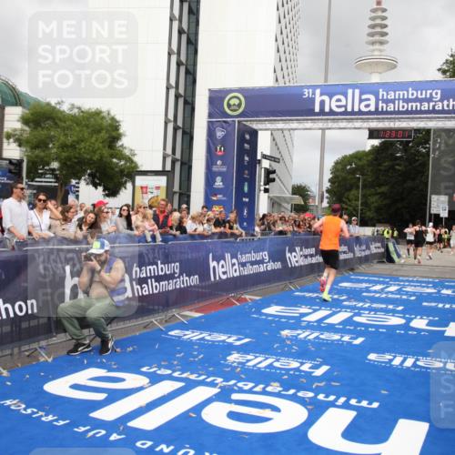 29.06.2025 - hella hamburg halbmarathon Michael Strokosch http://msf.ph/oto/8157886 29.06.2025 10:23:05 Ziel 4128, 7862, 18328 meine-sportfotos.de