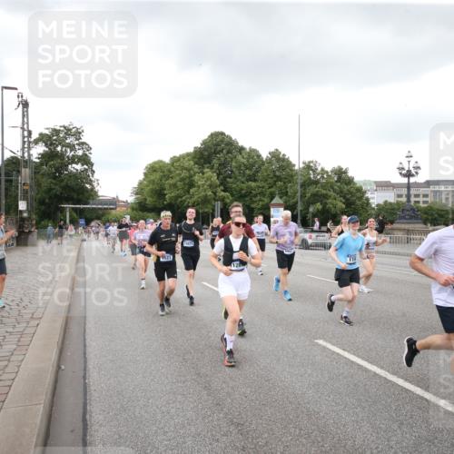 29.06.2025 - hella hamburg halbmarathon Jannik Wohlers http://msf.ph/oto/8157890 29.06.2025 10:54:22 Lombardsbrücke 1198, 2084, 2566, 2586, 2632, 3002, 4191, 4192, 5500, 5727, 5882, 6982, 8012, 8186, 9521, 10331, 10471, 11033, 11226, 11287, 11567, 11569, 12240, 12268, 12270, 13272, 13283, 13826, 13944, 13945, 14409, 14752, 15029, 15271, 15553, 15687, 16019, 16443, 16637, 18168, 18372, 19111 meine-sportfotos.de