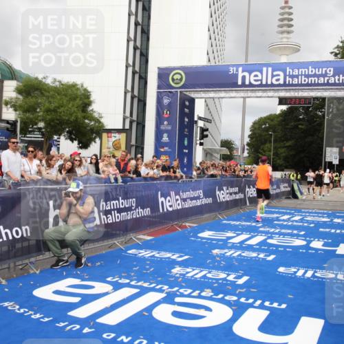 29.06.2025 - hella hamburg halbmarathon Michael Strokosch http://msf.ph/oto/8157891 29.06.2025 10:23:05 Ziel 4128, 7862, 18328 meine-sportfotos.de