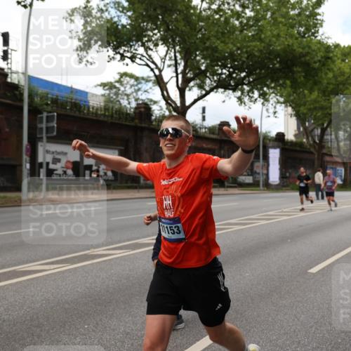 29.06.2025 - hella hamburg halbmarathon Yannick Fuchs http://msf.ph/oto/8157894 29.06.2025 10:38:30 20KM 1220, 1415, 1558, 1902, 2365, 2402, 2816, 3004, 3021, 3907, 4310, 4425, 4981, 4999, 5231, 5275, 5476, 5624, 5692, 6490, 6705, 6903, 6991, 7005, 7191, 8063, 8145, 8218, 8722, 8900, 9081, 9159, 9374, 9444, 9633, 10193, 10669, 10930, 11153, 11346, 11469, 12554, 12966, 13421, 13996, 14667, 14798, 14861, 15185, 15225, 15233, 15280, 15512, 15862, 16062, 16224, 16301, 16316, 16547, 16549, 16893, 17251, 17376, 17729, 17748, 17912, 18942 meine-sportfotos.de
