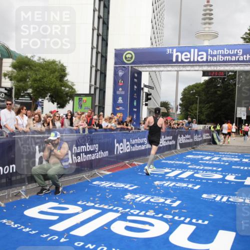 29.06.2025 - hella hamburg halbmarathon Michael Strokosch http://msf.ph/oto/8157975 29.06.2025 10:23:10 Ziel 4128, 7862, 18930 meine-sportfotos.de
