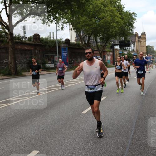 29.06.2025 - hella hamburg halbmarathon Yannick Fuchs http://msf.ph/oto/8157992 29.06.2025 10:38:32 20KM 1220, 1391, 1415, 1558, 1902, 2365, 2402, 2816, 3004, 3021, 3907, 4310, 4425, 4981, 4999, 5231, 5275, 5476, 5624, 6490, 6705, 6903, 6991, 7005, 7191, 7322, 8063, 8145, 8218, 8722, 8900, 9081, 9159, 9374, 9444, 9633, 10193, 10596, 10669, 10930, 11346, 11469, 12554, 12966, 13421, 13996, 14667, 14798, 14861, 15185, 15225, 15233, 15280, 15512, 15862, 16062, 16224, 16301, 16316, 16547, 16549, 16893, 17251, 17376, 17729, 17748, 17912, 18942 meine-sportfotos.de