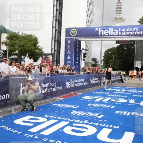 29.06.2025 - hella hamburg halbmarathon Michael Strokosch http://msf.ph/oto/8157993 29.06.2025 10:23:11 Ziel 7862, 18930 meine-sportfotos.de