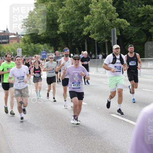 29.06.2025 - hella hamburg halbmarathon Jannik Wohlers http://msf.ph/oto/8157996 29.06.2025 10:18:03 Lombardsbrücke 1234, 1820, 2335, 2703, 3202, 3321, 3482, 4123, 4383, 4710, 4738, 5909, 6332, 6533, 7160, 7454, 8341, 9222, 9505, 9586, 9658, 9748, 9834, 10172, 10659, 10687, 12541, 12548, 12552, 12703, 12847, 13193, 13341, 13370, 13933, 14023, 14332, 14770, 15393, 15436, 16209, 16451, 16828, 16833, 17048, 17283, 17876, 18145, 18677, 18697, 18807, 18825 meine-sportfotos.de