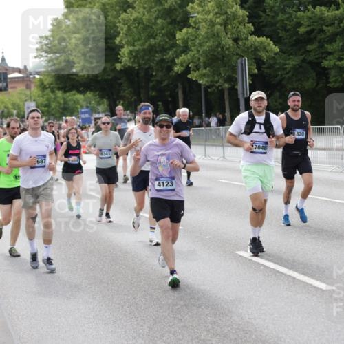 29.06.2025 - hella hamburg halbmarathon Jannik Wohlers http://msf.ph/oto/8158037 29.06.2025 10:18:03 Lombardsbrücke 1234, 1820, 2335, 2703, 3202, 3321, 3482, 4123, 4383, 4710, 4738, 5909, 6332, 6533, 7160, 7454, 8341, 9222, 9505, 9586, 9658, 9748, 9834, 10172, 10659, 10687, 12541, 12548, 12552, 12703, 12847, 13193, 13341, 13370, 13933, 14023, 14332, 14770, 15393, 15436, 16209, 16451, 16828, 16833, 17048, 17283, 17876, 18145, 18677, 18697, 18807, 18825 meine-sportfotos.de