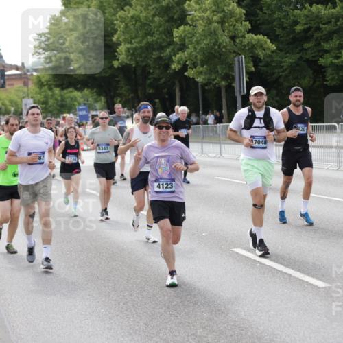 29.06.2025 - hella hamburg halbmarathon Jannik Wohlers http://msf.ph/oto/8158058 29.06.2025 10:18:03 Lombardsbrücke 1234, 1820, 2335, 2703, 3202, 3321, 3482, 4123, 4383, 4710, 4738, 5909, 6332, 6533, 7160, 7454, 8341, 9222, 9505, 9586, 9658, 9748, 9834, 10172, 10659, 10687, 12541, 12548, 12552, 12703, 12847, 13193, 13341, 13370, 13933, 14023, 14332, 14770, 15393, 15436, 16209, 16451, 16828, 16833, 17048, 17283, 17876, 18145, 18677, 18697, 18807, 18825 meine-sportfotos.de